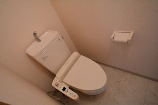 温水洗浄便座付きのトイレです♪
