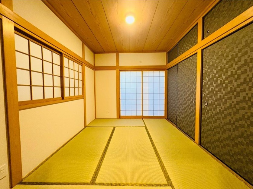 上植野町地後の和室|ちょっと横になりたい…そんなときに嬉しい畳。家事の合間に一息ついたりなど落ち着ける空間です。