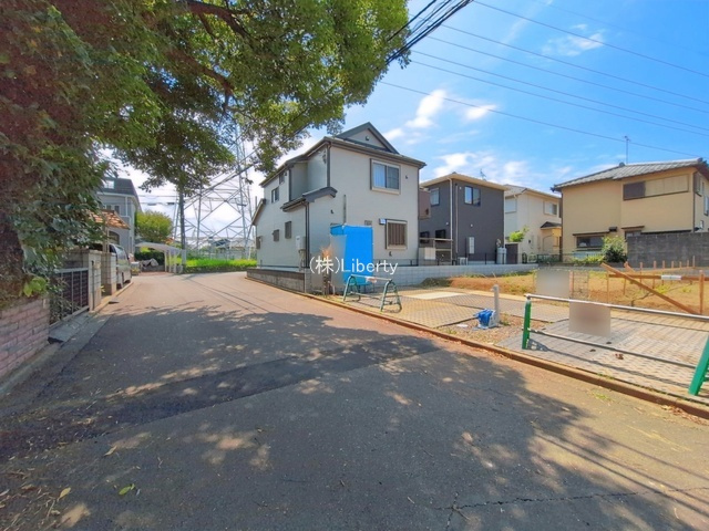 守谷市薬師台2丁目　新築戸建　D号棟の前面道路含む現地写真