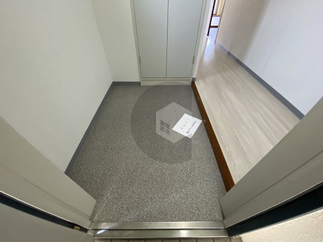 東大阪市御厨栄町３丁目の賃貸マンションの玄関