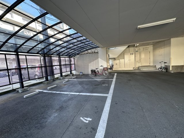 東大阪市御厨栄町３丁目の賃貸マンションの駐車場