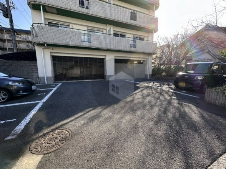 東大阪市御厨栄町３丁目の賃貸マンションの駐車場