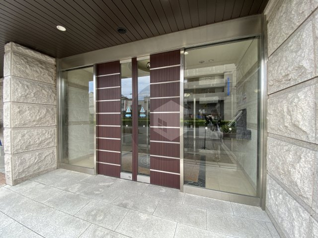 Luxe布施南のエントランス