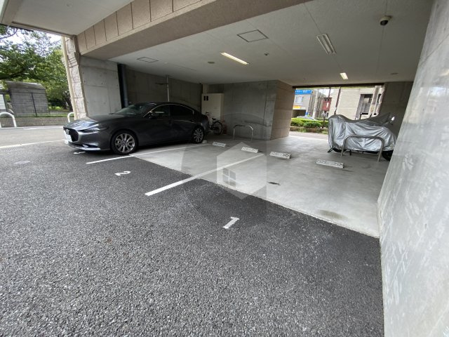 Luxe布施南の駐車場