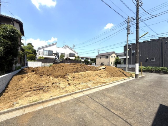 【外観】 | 【仲介手数料５００万円が無料！】■成城学園駅１６分■４ＬＤＫ■車庫２台 | 決算特別キャンペーン！
家計応援サービスの限界に挑戦中！
「物件概要」の「諸費用」欄をご覧下さい！
■成城学園駅１６分
■祖師ヶ谷大蔵駅１６分
■４ＬＤＫ
■車庫２台