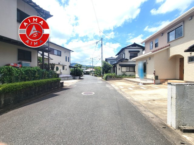 福岡市早良区東入部1丁目の前面道路含む現地写真|前面道路は閑静な住宅地をはしる車通りの少ない道路。お車の出し入れが苦手なママや小さなお子様にも安心ですね。しっかり舗装もされているので、ベビーカーや自転車で通っても快適に通行できます。