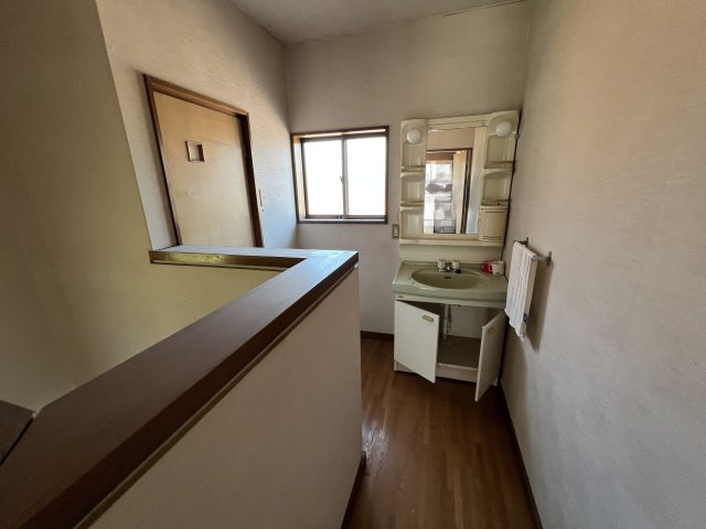津山口　中古住宅　3DK＋事務所の独立洗面台|2階洗面