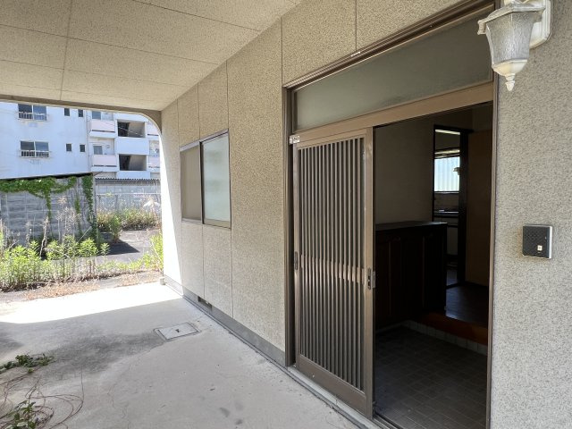 津山口　中古住宅　3DK＋事務所の玄関