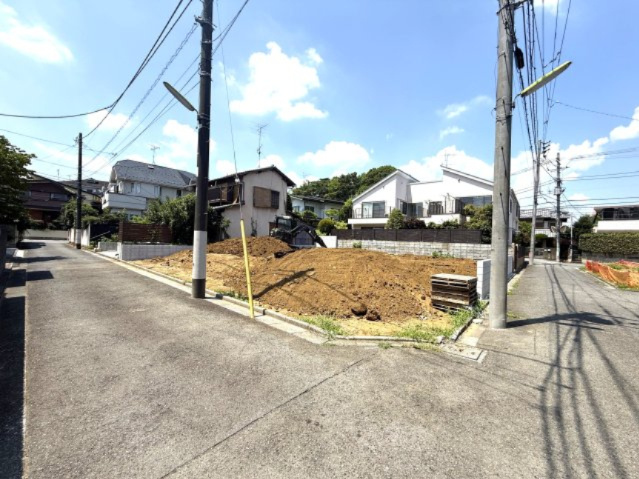 【外観】 | 【仲介手数料５００万円が無料！】■成城学園駅１６分■４ＬＤＫ■車庫２台 | 決算特別キャンペーン！
家計応援サービスの限界に挑戦中！
「物件概要」の「諸費用」欄をご覧下さい！
■成城学園駅１６分
■祖師ヶ谷大蔵駅１６分
■４ＬＤＫ
■車庫２台