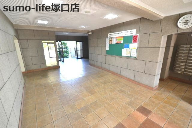 パレス南塚口2号棟のロビー