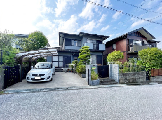 「大容量納戸完備」高知市潮見台1丁目　中古一戸建ての外観|閑静な住宅街に建つ広々とした4LDK住宅。