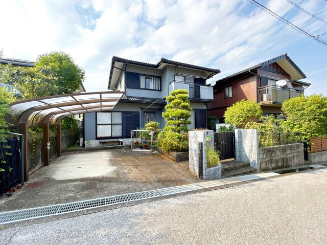 「大容量納戸完備」高知市潮見台1丁目　中古一戸建ての外観|落ち着いたカラーリングのモダンな外観♪