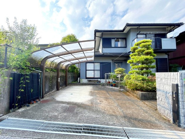 「大容量納戸完備」高知市潮見台1丁目　中古一戸建ての駐車場|愛車を守るカーポート付き！出し入れもスムーズ！