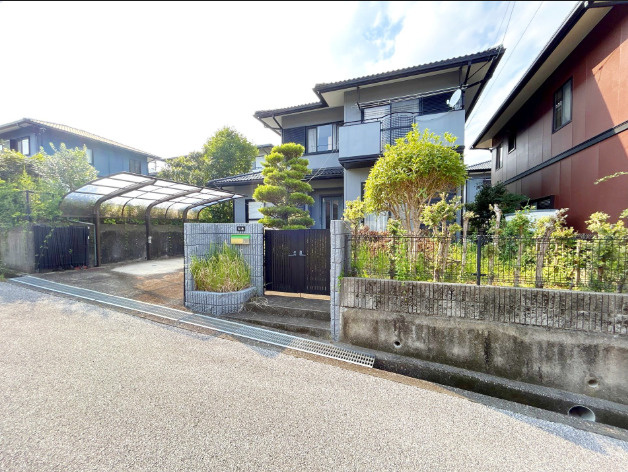 「大容量納戸完備」高知市潮見台1丁目　中古一戸建ての前面道路含む現地写真|緑豊かなお庭付き！開放感あふれる住まい。