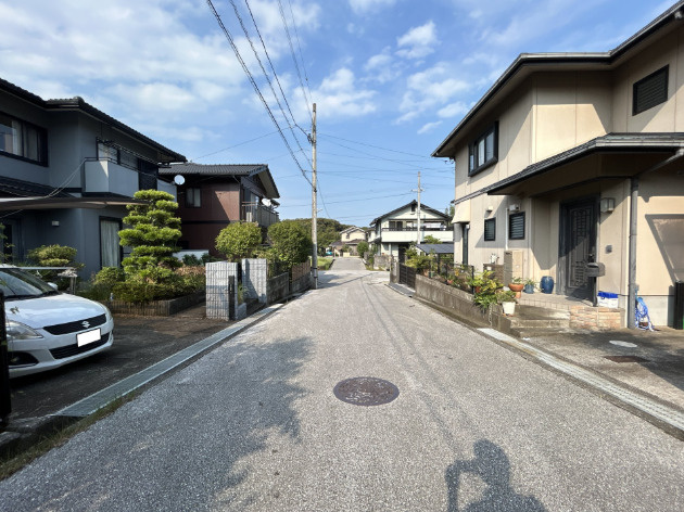 「大容量納戸完備」高知市潮見台1丁目　中古一戸建ての前面道路含む現地写真|幅員約5.8mで対向車とのすれ違いも安心！