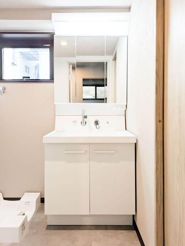ＳＣＥＮＥ．Ｍｅｇｕｒｏ　Ｓａｕｎａ　Ｒｅｓｉｄｅｎｃｅ の独立洗面台
