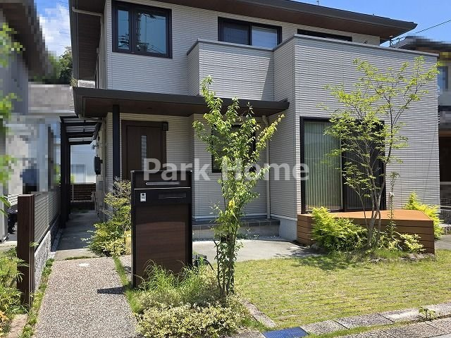 高知市福井扇町　中古戸建ての玄関