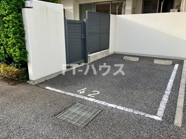 ゆりのき台ハイライズの駐車場