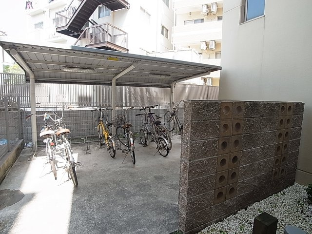 ルミエール兵庫のその他共用部分|屋根付き駐輪スペース