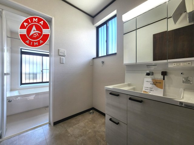 福岡市東区舞松原6丁目の脱衣所|ゆとりの洗面スペースで朝の身支度もスムーズに。
