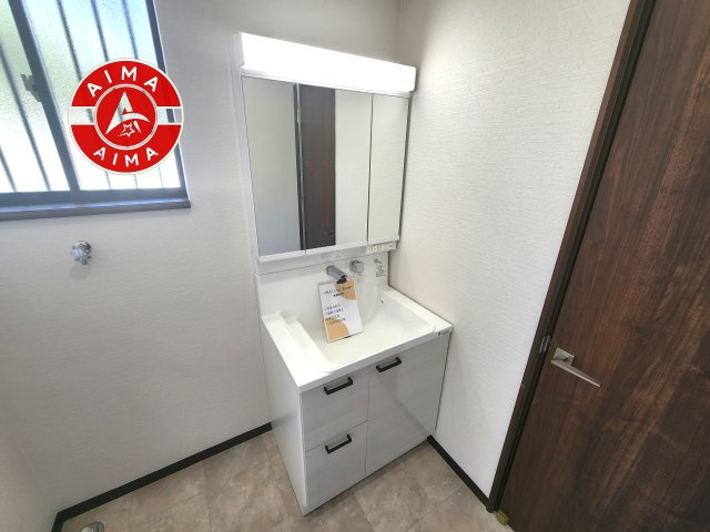 福岡市東区舞松原6丁目の独立洗面台|毎日使うものだから清潔な空間を保ちたい水回り。洗面にはそんな願いを解消させてくれる収納アイデアが満載です。