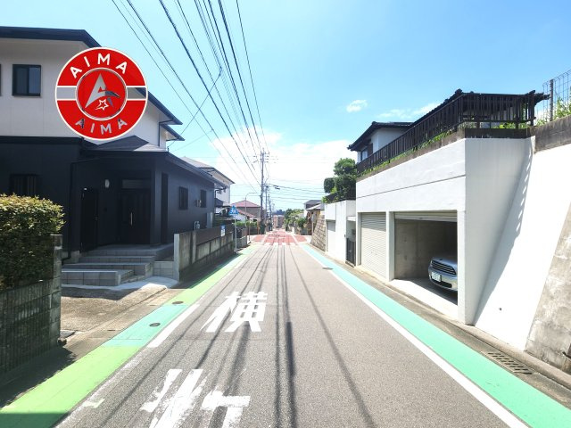 福岡市東区舞松原6丁目の前面道路含む現地写真|前面道路は閑静な住宅地をはしる車通りの少ない道路。お車の出し入れが苦手なママや小さなお子様にも安心ですね。しっかり舗装もされているので、ベビーカーや自転車で通っても快適に通行できます。