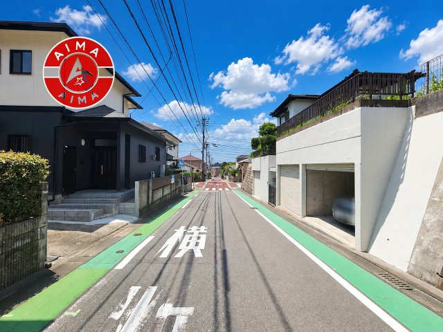 福岡市東区舞松原6丁目の前面道路含む現地写真|前面道路は閑静な住宅地をはしる車通りの少ない道路。お車の出し入れが苦手なママや小さなお子様にも安心ですね。しっかり舗装もされているので、ベビーカーや自転車で通っても快適に通行できます。