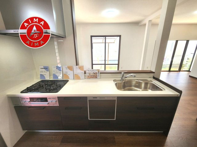 福岡市東区舞松原6丁目のキッチン|ご家族を近くに感じられる対面キッチンのLDK。会話もはずみそうですね。