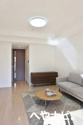 【居間・リビング】 | OKBアヴェニール菊井町 | ※現況優先、家具等はAI加工によるイメージ画像です。
