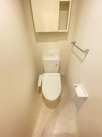 温水洗浄便座付きのトイレです♪