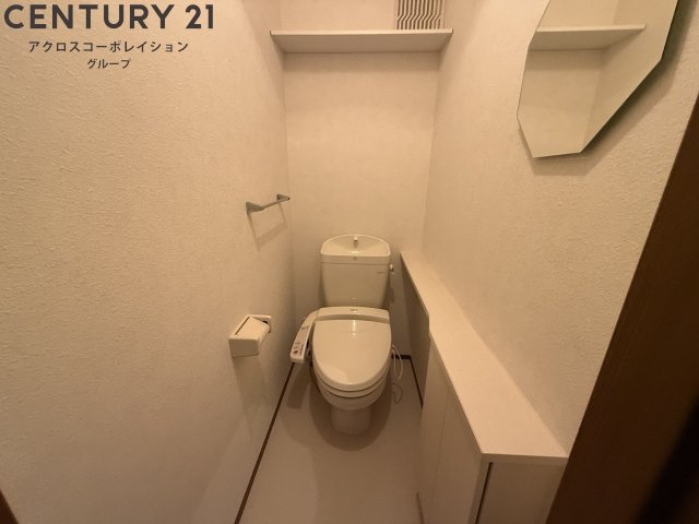 温水洗浄便座付きのトイレです♪