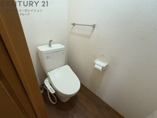 温水洗浄便座付きのトイレです♪