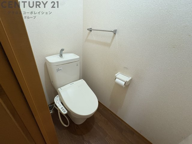 温水洗浄便座付きのトイレです♪