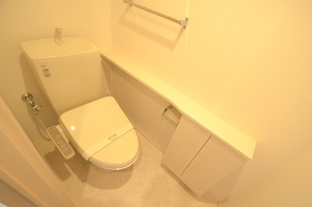 温水洗浄便座付きのトイレです♪