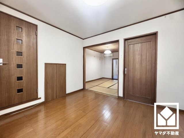 南区吉祥院車道町の居間・リビング|※本画像は空室時の写真を加工し、家具・小物等を撤去したイメージです。
実際の仕様とは異なる場合がございます。