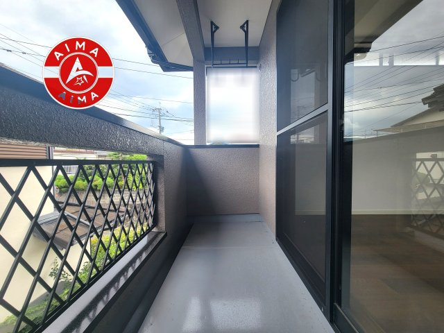 福岡県福岡市南区柳河内１丁目　1棟のバルコニー|風をしっかりと感じられるバルコニーでは、毎日が洗濯日和です。広々としているので洗濯も楽しくなるでしょうし、気分転換にバルコニーからの眺めを楽しむのもいいでしょう。