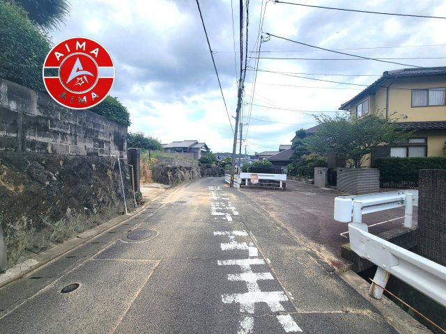 福岡県福岡市南区柳河内１丁目　1棟の前面道路含む現地写真|前面道路は閑静な住宅地をはしる車通りの少ない道路。お車の出し入れが苦手なママや小さなお子様にも安心ですね。しっかり舗装もされているので、ベビーカーや自転車で通っても快適に通行できます。