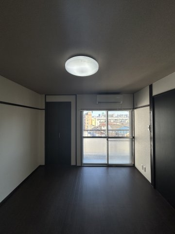 マンションなぎさの洋室