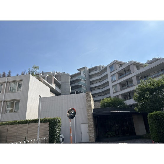 【外観】 | パークハウス東中野リヴゴーシュ | 鉄筋コンクリート造のがっちりとした建物。