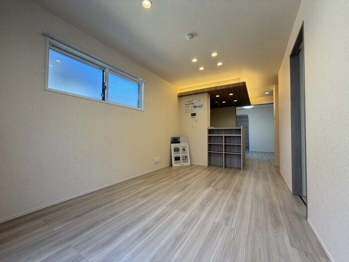 アレ・デ・フルール西向日駅前　北棟の居間・リビング|南向きLDK12帖以上。WIC2箇所と床下収納で収納力突出