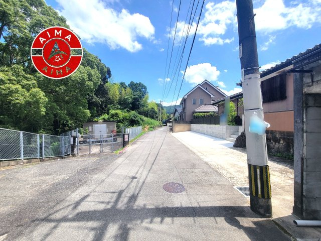 福岡市早良区早良4丁目の前面道路含む現地写真|前面道路は閑静な住宅地をはしる車通りの少ない道路。お車の出し入れが苦手なママや小さなお子様にも安心ですね。しっかり舗装もされているので、ベビーカーや自転車で通っても快適に通行できます。
