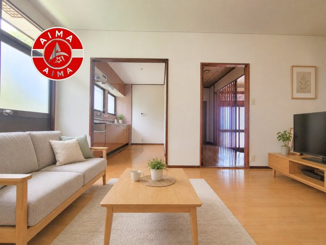福岡市早良区早良4丁目の居間・リビング|キッチンからリビングをしっかり確認できます。家族の笑顔があふれる空間になりそうですね。※家具はCGを合成したものです。