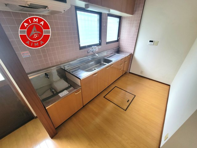 福岡市早良区早良4丁目のキッチン|ダイニングテーブルへの配膳がラクラク、お料理はかどるカウンター付きシステムキッチン！
