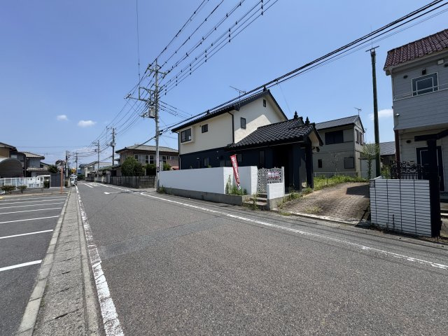 高崎市新町　中古住宅の前面道路含む現地写真|北西側接道幅員約6.1ｍ　