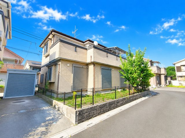越谷市大成町1丁目　3方角中古住宅の外観|日当たりサンサン！お庭もBBQなど！！
デジタル加工された写真です。