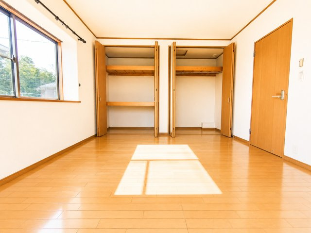 越谷市大成町1丁目　3方角中古住宅の洋室|とっても広々8帖！！更に収納力もすごい！
デジタル加工された写真です。