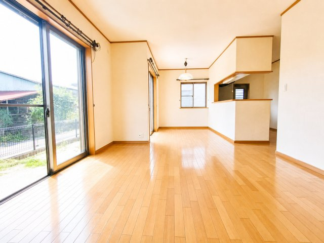 越谷市大成町1丁目　3方角中古住宅の居間・リビング|窓が大きくとっても明るい！！
デジタル加工された写真です。