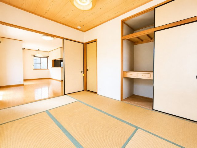越谷市大成町1丁目　3方角中古住宅の和室|続き間和室はゆっくりくつろげる！
デジタル加工された写真です。