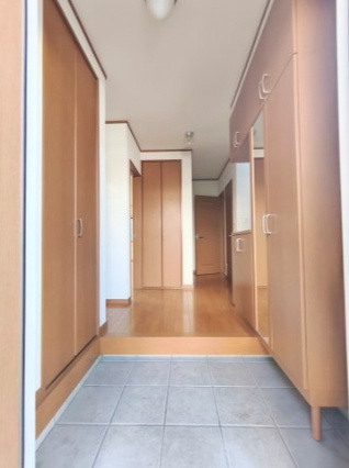 越谷市大成町1丁目　3方角中古住宅の玄関|玄関は収納がすごく多い！！