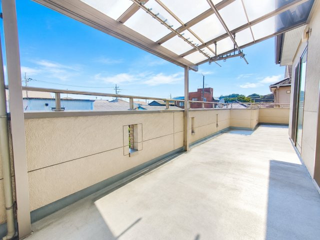 越谷市大成町1丁目　3方角中古住宅のバルコニー|バルコニー屋根も大きく便利！！